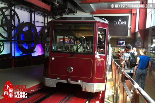 mensen die wachten op het Peak Tram Upper Terminus platform