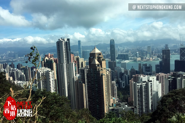  Blick auf Victoria Harbour und City von der Peak Tram in den sonnigen Tagen