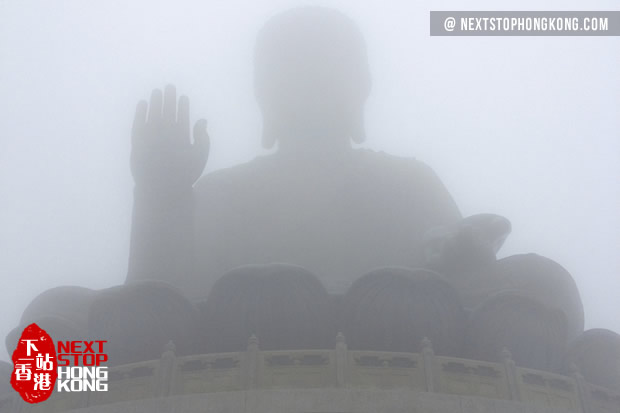 Ngong Ping Big Buddha är i den tunga dimman